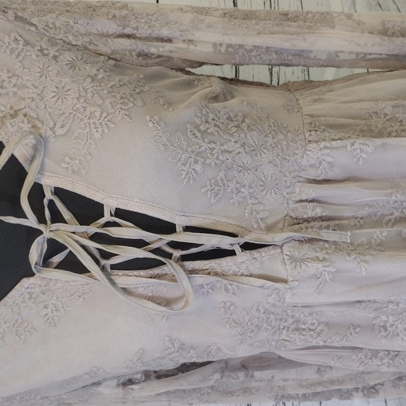 #995 Listicle taupe lace sheer sleeve dress with lace- up front sz L - Picture 2 of 9